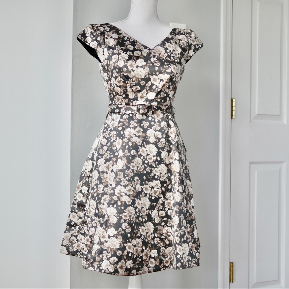 NWT Gal Meets Glam Floral Print Dress